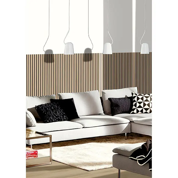 Akustikpaneel Acous Economico - Eiche Hellbraun /schwarzer Filz, 1.200 x 380 x 16,5 mm - Vier weiße Pendelleuchten hängen in einem modernen Wohnzimmer mit einer Lamellenwand über einem hellgrauen Sofa.