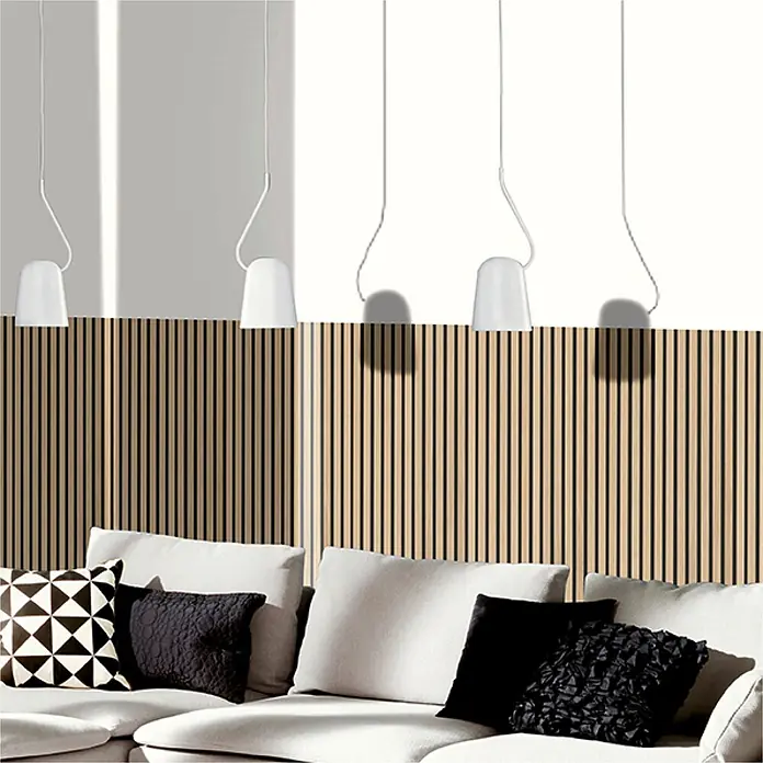 Akustikpaneel Acous Economico - Eiche Hellbraun /schwarzer Filz, 1.200 x 380 x 16,5 mm - Weißes Sofa mit schwarzen und weißen Kissen unter weißen Pendelleuchten vor einer Holzlamellenwand.