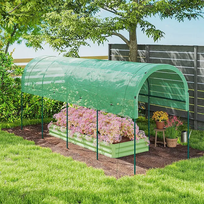 Furnicato Gewächshaus - 120 x 400 cm, Material Seitenwand: Edelstahl, 14 mm, grün - Grünes Hochbeet aus Metall mit rosa Blumen unter einer grünen Netzabdeckung im Garten.