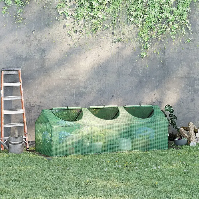 Furnicato Gewächshaus - 60 x 180 cm, Material Seitenwand: Stahl, 14 mm, Grün - Grünes tragbares Gewächshaus mit drei Abteilungen für Pflanzen, in einem Garten mit Betonwand und Gras.