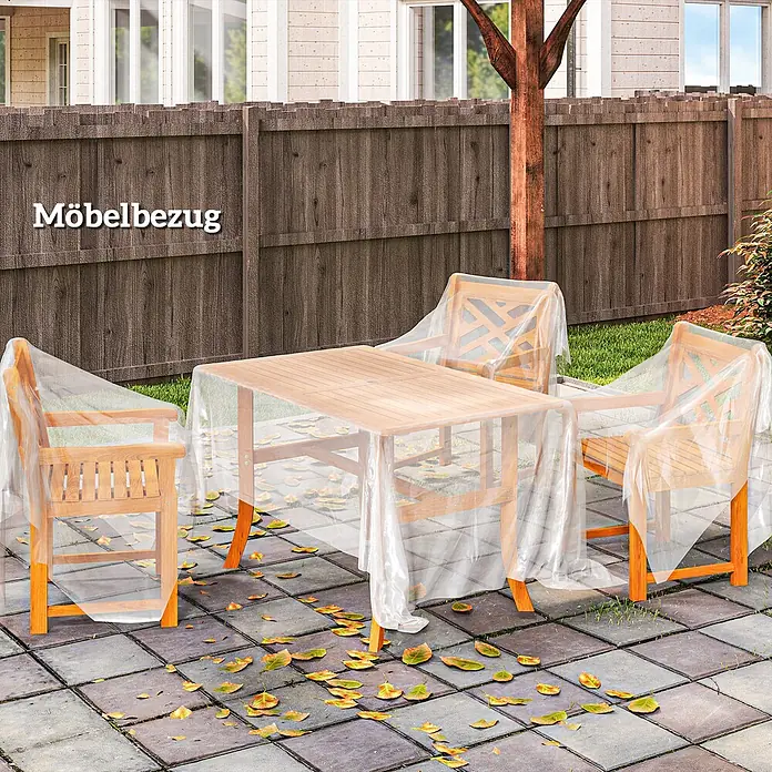 Furnicato Gewächshaus - 800 x 800 cm, Material Seitenwand: Kunststoff, 14 mm, silber - Transparente Möbelbezüge schützen eine Holztischgruppe im Freien auf einer Terrasse.