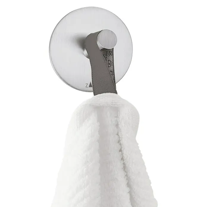 Zack Handtuchhaken - Rund, Edelstahl, Matt - Ein moderner Handtuchhalter aus Metall mit einem grauen Band und einem weichen, weißen Handtuch, das daran hängt. Perfekt für jedes Badezimmer.