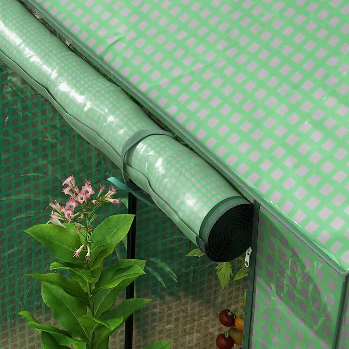 Outsunny Gewächshaus - Außenmaß inkl. Dachüberstand (B x T): 100 x 80 cm, Material Seitenwand: Kunststoff, 0,3 mm, Grün - Gewächshaus mit transparenter grüner Abdeckung und weißem Schachbrettmuster. Der Reißverschluss-Eingang ist hochgerollt, mit Blüten und Tomaten im Inneren.