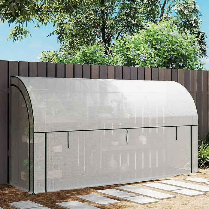 Outsunny Gewächshaus - 200 x 80 cm, Material Seitenwand: Kunststoff, 0,3 mm, Dunkelgrau - Tunnel-Gewächshaus mit transparenter Netzabdeckung und dunkelgrünem Rahmen, im Garten mit Pflanzen sichtbar.