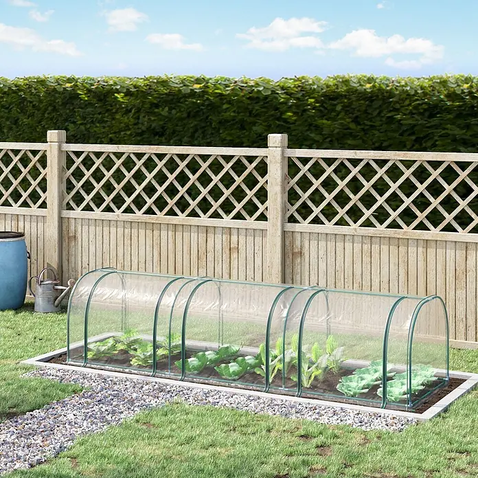 Outsunny Gewächshaus - 350 x 100 cm, Material Seitenwand: Kunststoff, 0,3 mm, Grün - Transparentes Tunnelgewächshaus mit grünem Rahmen, das Pflanzen in einem Gartenbeet auf Rasen schützt.
