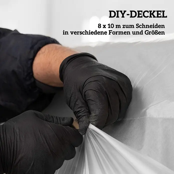 Furnicato Gewächshaus - 1.000 x 1.000 cm, Material Seitenwand: Kunststoff, 14 mm, silber - Hände in schwarzen Handschuhen rollen großes, weißes, durchsichtiges Abdeckmaterial (8x10m) zum Zuschneiden ab.