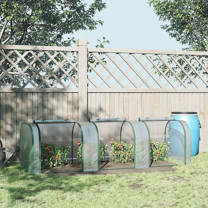 Furnicato Gewächshaus - 100 x 295 cm, Material Seitenwand: Stahl, 14 mm, Grün - Drei moduläre Frühbeete mit transparenten Abdeckungen und grünen Rahmen schützen Tomatenpflanzen im Garten.