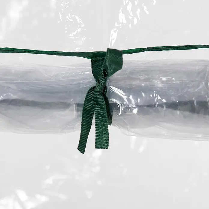 Outsunny Gewächshaus - 100 x 50 cm, Material Seitenwand: Kunststoff, 0,1 mm, Grün - Gerolltes klares Plastikprodukt, gesichert mit einem dunkelgrünen Stoffgurt, der verknotet ist.