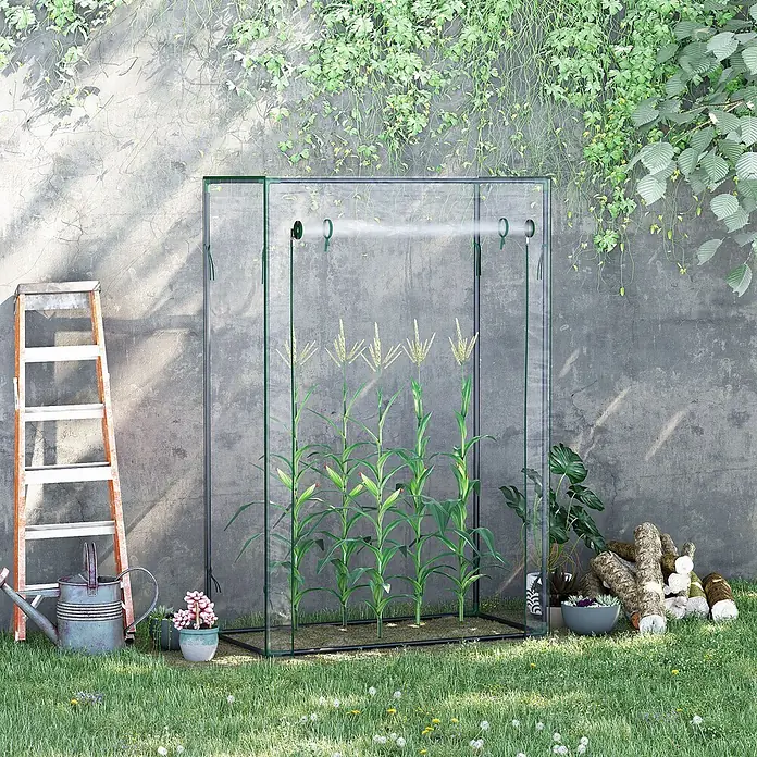 Outsunny Gewächshaus - 100 x 50 cm, Material Seitenwand: Kunststoff, 0,1 mm, Grün - Transparentes Gewächshaus mit dunklem Rahmen, das Maispflanzen enthält und im Freien mit einem Sprühsystem zur Kultivierung gezeigt wird.