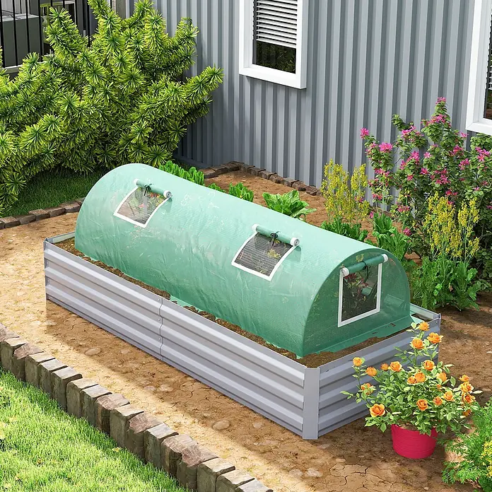 Outsunny Gewächshaus - 200 x 80 cm, Material Seitenwand: Kunststoff, 0,3 mm, Grün - Verzinktes Hochbeet mit grünem Gewächshaus-Tunnel und aufrollbaren Fenstern, bepflanzt.