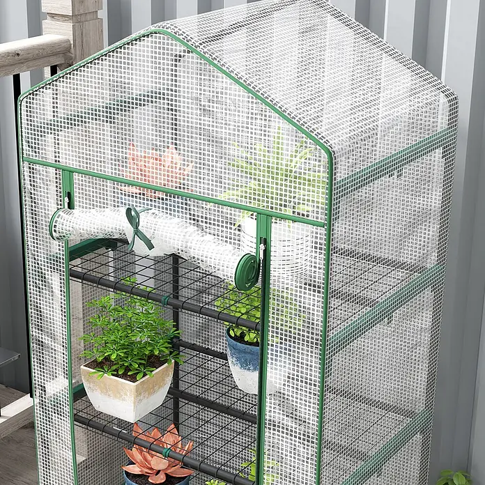 Furnicato Gewächshaus - Außenmaß inkl. Dachüberstand (B x T): 49 x 69 cm, Material Seitenwand: Kunststoff, 14 mm, weiß - Tragbares Minigewächshaus mit weißer Gitterabdeckung und grünem Rahmen, auf einem Balkon mit Topfpflanzen.