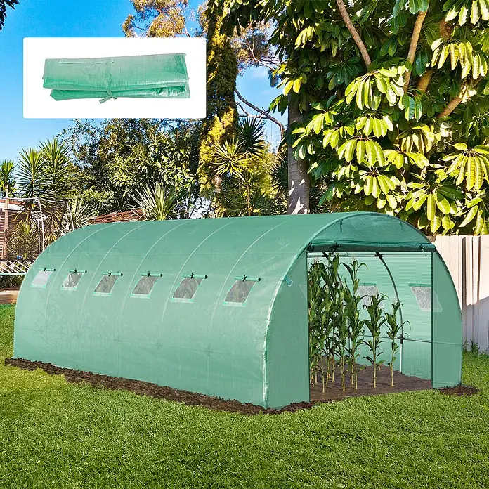 Furnicato Gewächshaus - Außenmaß inkl. Dachüberstand (B x T): 300 x 600 cm, Material Seitenwand: Kunststoff, 14 mm, silber - Grünes Tunnelgewächshaus im Garten mit Maispflanzen darin. Einsatz zeigt das gefaltete grüne Abdeckmaterial.