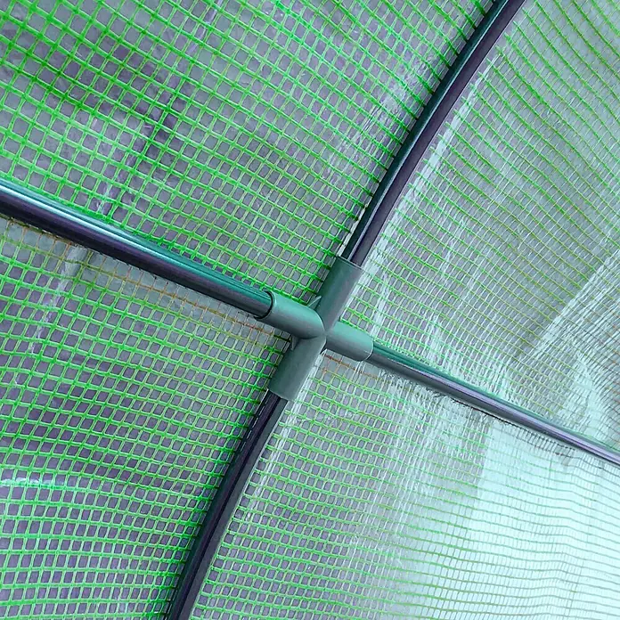 Outsunny Gewächshaus - 200 x 100 cm, Material Seitenwand: Kunststoff, 0,3 mm, Grün - Nahaufnahme einer Gewächshausrahmenverbindung mit dunklen Rohren und transparenter Plane mit grünem Gitter.