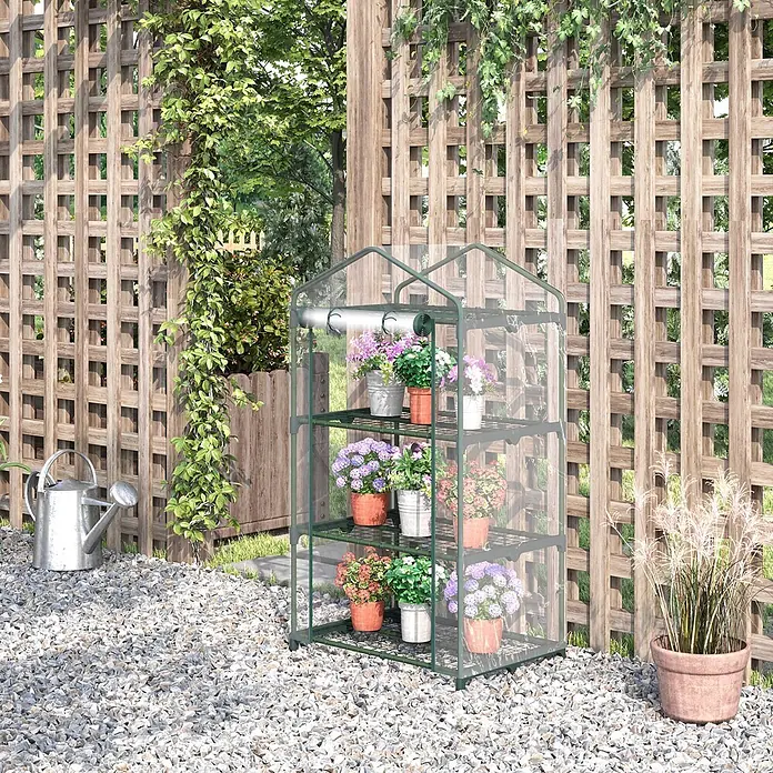 Outsunny Gewächshaus - 69 x 49 cm, Material Seitenwand: Kunststoff, 0,3 mm, Grün - Kleines Gewächshaus mit transparenter Abdeckung und grünem Rahmen, auf Regalen stehen Topfpflanzen. Auf einem Kieshof.