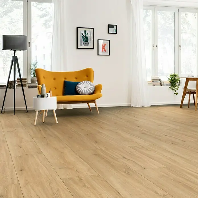 Living by Haro Hydrostar Designboden - Eiche Trient Natur, Landhausdiele, 1.282 x 235 x 6,5 mm - Helles Interieur mit Laminatboden in Holzoptik, gelbem Sofa und stilvoller Dekoration. Der Laminatboden verleiht dem Raum eine warme und einladende Atmosphäre.