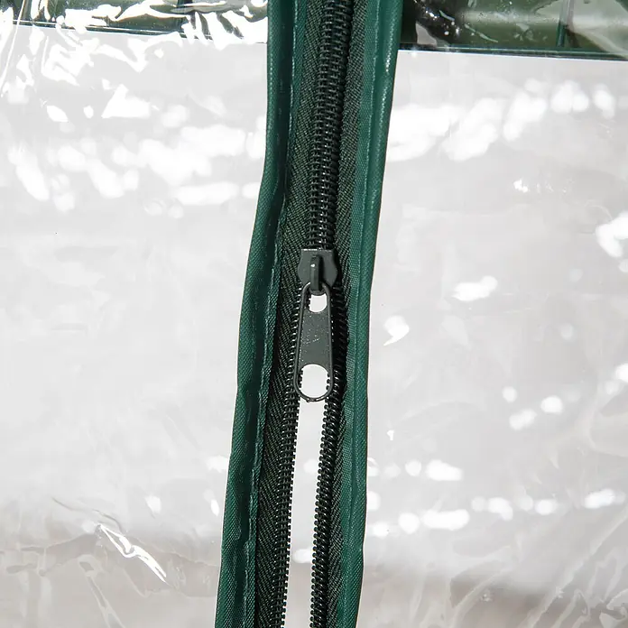 Outsunny Gewächshaus - 69 x 49 cm, Material Seitenwand: Kunststoff, 0,3 mm, Grün - Nahaufnahme eines teilweise geschlossenen dunkelgrünen Reißverschlusses an einer transparenten Kunststoffabdeckung.