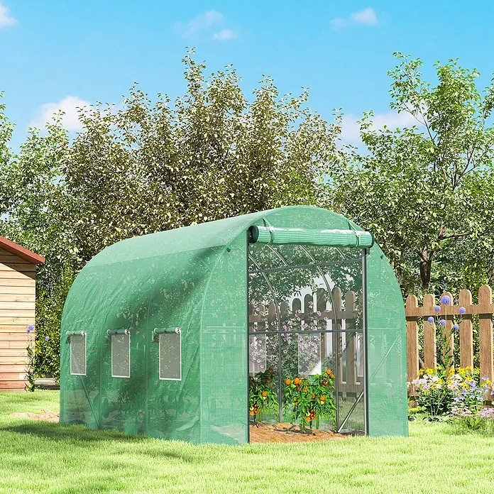 Outsunny Gewächshaus mit Rolltor - 200 x 300 cm, Material Seitenwand: Kunststoff, 3 mm - Grünes Bogen-Tunnelgewächshaus mit durchsichtiger Abdeckung im Garten, mit Pflanzen darin.