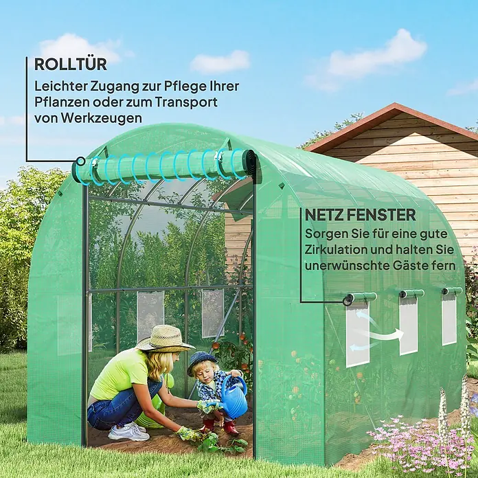 Outsunny Gewächshaus mit Rolltor - 200 x 300 cm, Material Seitenwand: Kunststoff, 3 mm - Grünes Tunnelgewächshaus mit Rolltür und Netzfenstern, in dem eine Frau und ein Kind gärtnern.
