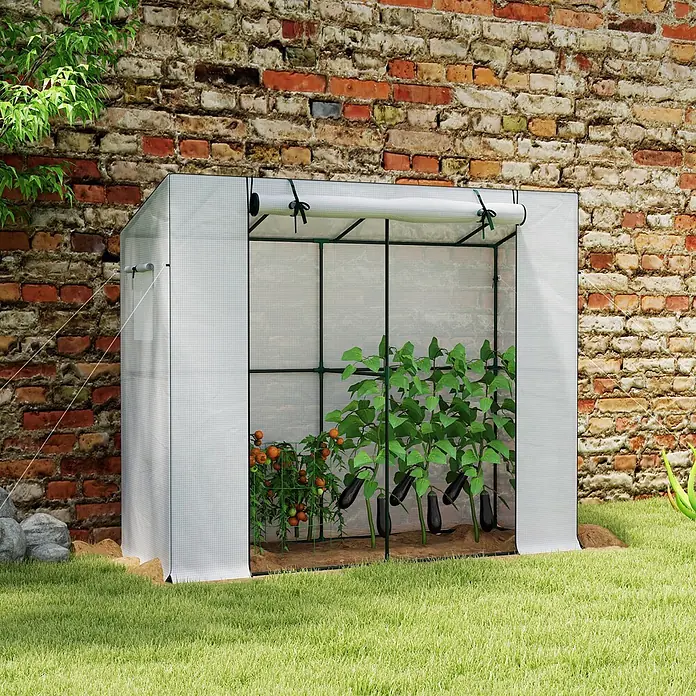 Outsunny Gewächshaus - 200 x 76 cm, Material Seitenwand: Kunststoff, 0,3 mm, Dunkelgrün - Kleines durchscheinendes Gewächshaus mit grünem Rahmen im Garten, enthält Tomaten- und Auberginenpflanzen. Der Frontbezug ist aufgerollt.