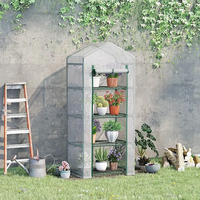 Outsunny Gewächshaus - 70 x 50 cm, Material Seitenwand: Kunststoff, 0,3 mm, Grün - Ein kompaktes Gewächshaus aus transparentem Kunststoff mit grünem Metallrahmen und Regalen, gefüllt mit Topfpflanzen im Freien.