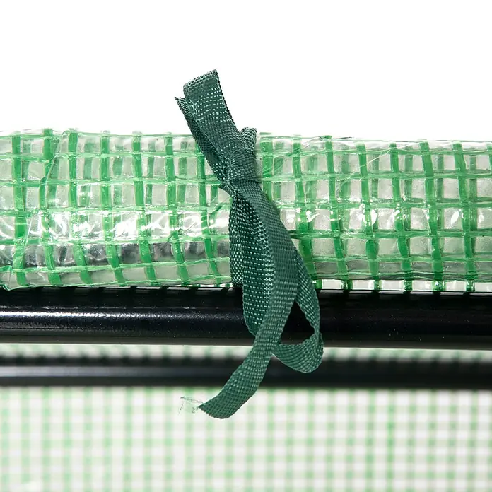 Furnicato Gewächshaus - 60 x 120 cm, Material Seitenwand: Stahl, 14 mm, Grün - Gerollte Gewächshausfolie aus transparentem Kunststoff mit grünem Gitter, mit grünem Band gebunden, auf schwarzen Stangen.