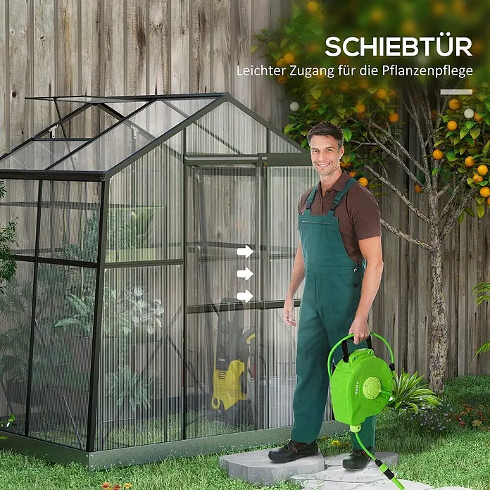 Outsunny Gewächshaus - 192 x 131 cm, Material Seitenwand: Kunststoff, 0,3 mm, Schwarz - Gewächshaus mit Schiebetür und Mann mit Schlauchaufroller, der einfachen Zugang zur Pflanzenpflege zeigt.