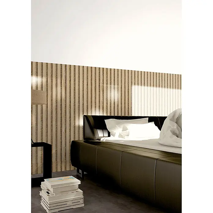 Akustikpaneel Acous Economico - Eiche hellbraun / beiger Filz, 1.200 x 380 x 16,5 mm - Modernes dunkelbraunes Lederbett mit gepolstertem Kopf- und Fußteil vor einer Lattenwand im Schlafzimmer.