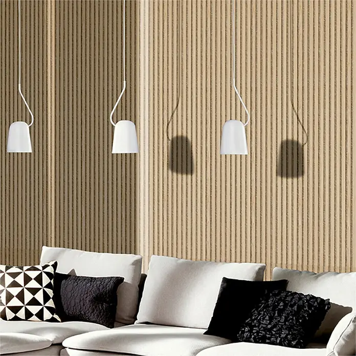 acous Akustikpaneel Economico - Eiche hellbraun / beiger Filz, 2.400 x 380 x 16,5 mm - Helle Holzlamellenwandverkleidung in einem modernen Wohnzimmer, ergänzt durch Sofa und Pendelleuchten.