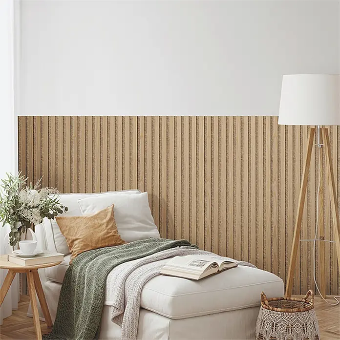 Akustikpaneel Acous Economico - Eiche hellbraun / beiger Filz, 1.200 x 380 x 16,5 mm - Wandverkleidung aus Holzlamellen an einer Zimmerwand.