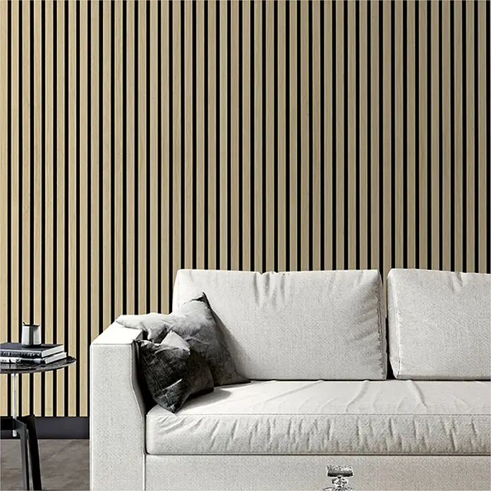 acous Akustikpaneel Economico - Eiche Hellbraun /schwarzer Filz, 2.400 x 380 x 16,5 mm - Helle Holzlamellenwandpaneele als moderne Akzentwand hinter einem Sofa.