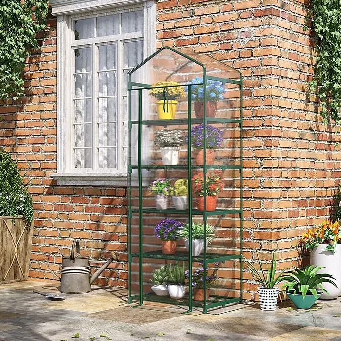 Outsunny Gewächshaus - Außenmaß inkl. Dachüberstand (B x T): 69 x 49 cm, Material Seitenwand: Kunststoff, 0,3 mm, Schwarz - Ein hohes, grün-gerahmtes, durchsichtiges 6-stöckiges Mini-Gewächshaus mit Topfpflanzen auf einer Terrasse neben einem Backsteinhaus.