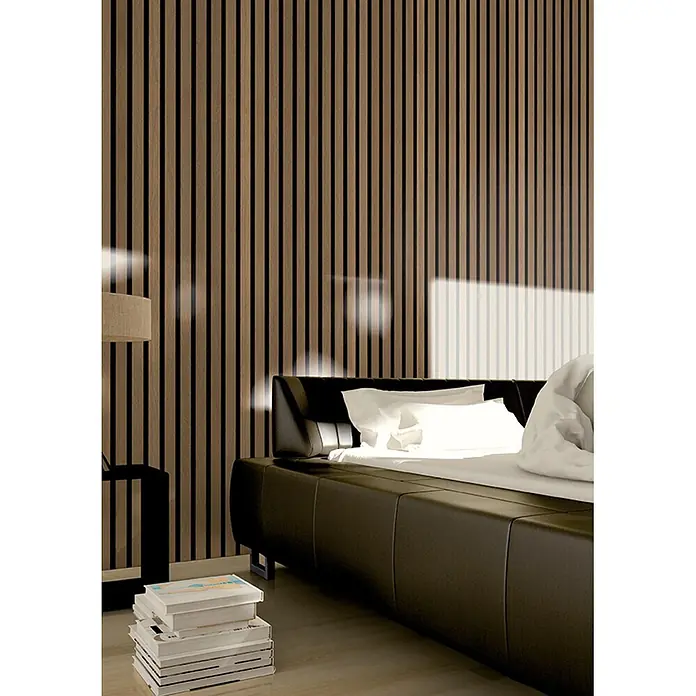 acous Akustikpaneel Economico - Eiche rustikal / schwarzer Filz, 2.400 x 380 x 16,5 mm - Schlafzimmer mit modernem dunkelbraunem Polsterbett vor einer Akzentwand aus Holzlamellen, die eine zeitgemäße, warme Atmosphäre schafft.