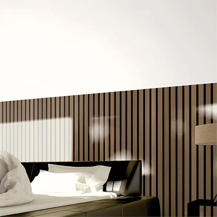 Akustikpaneel Acous Economico - Eiche rustikal / schwarzer Filz, 1.200 x 380 x 16,5 mm - Vertikale Akustikpaneele in Holzoptik (braun) mit schwarzen Lamellen an einer Schlafzimmerwand hinter einem Bett.