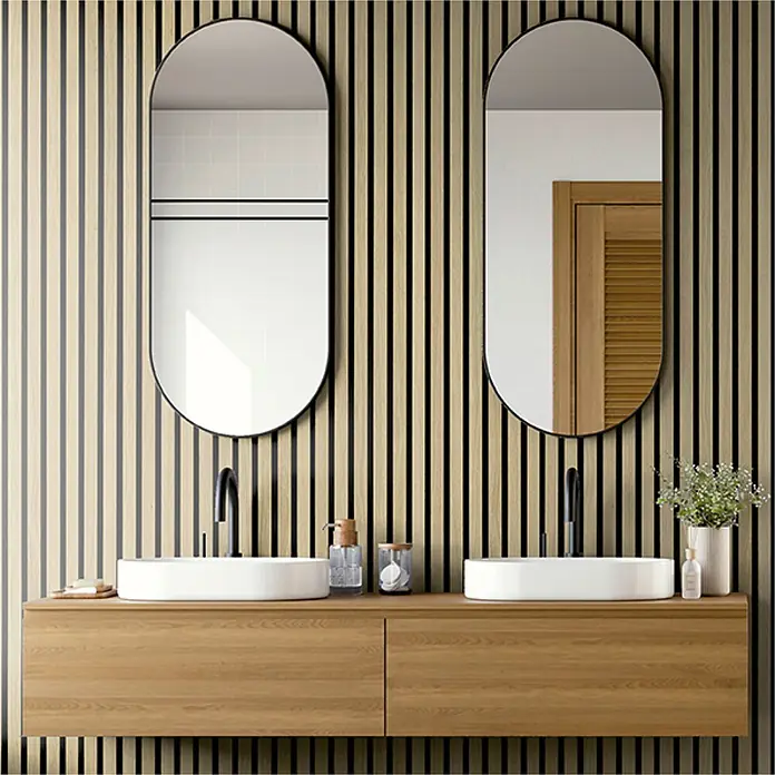 acous Akustikpaneel Economico - Eiche Hellbraun /schwarzer Filz, 2.400 x 380 x 16,5 mm - Modernes Badezimmer mit Doppelwaschtisch und heller und dunkler Holzlamellen-Wandverkleidung.
