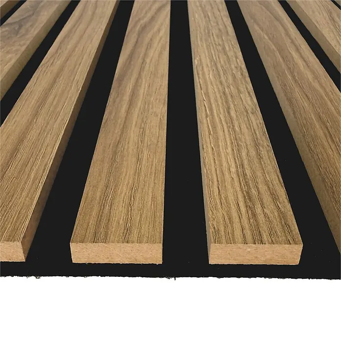 Akustikpaneel Acous Economico - Eiche rustikal / schwarzer Filz, 1.200 x 380 x 16,5 mm - Helle Holzlamellen Wandverkleidung mit Maserung.