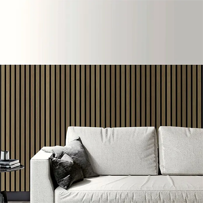 Akustikpaneel Acous Economico - Eiche rustikal / schwarzer Filz, 1.200 x 380 x 16,5 mm - Braune Lamellenwandpaneele aus Holz mit schwarzer Rückseite, über einem hellen Sofa angebracht.