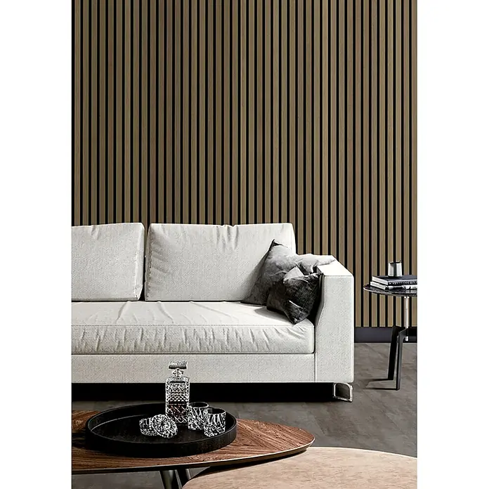 acous Akustikpaneel Economico - Eiche rustikal / schwarzer Filz, 2.400 x 380 x 16,5 mm - Weißes Stoffsofa mit klaren Linien in einem modernen Wohnzimmer vor einer Lamellenwand.