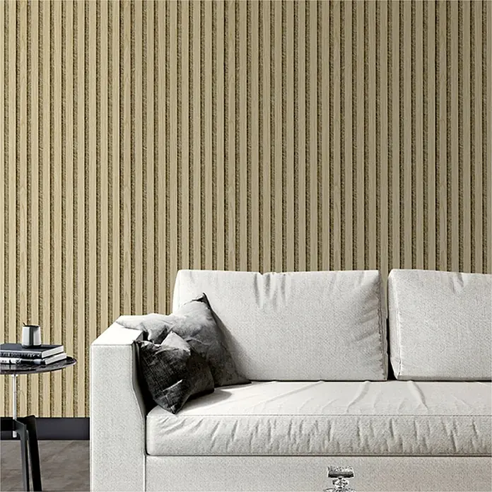 acous Akustikpaneel Economico - Eiche hellbraun / beiger Filz, 2.400 x 380 x 16,5 mm - Vertikale Holzlamellenwand in einem Raum mit weißem Sofa.