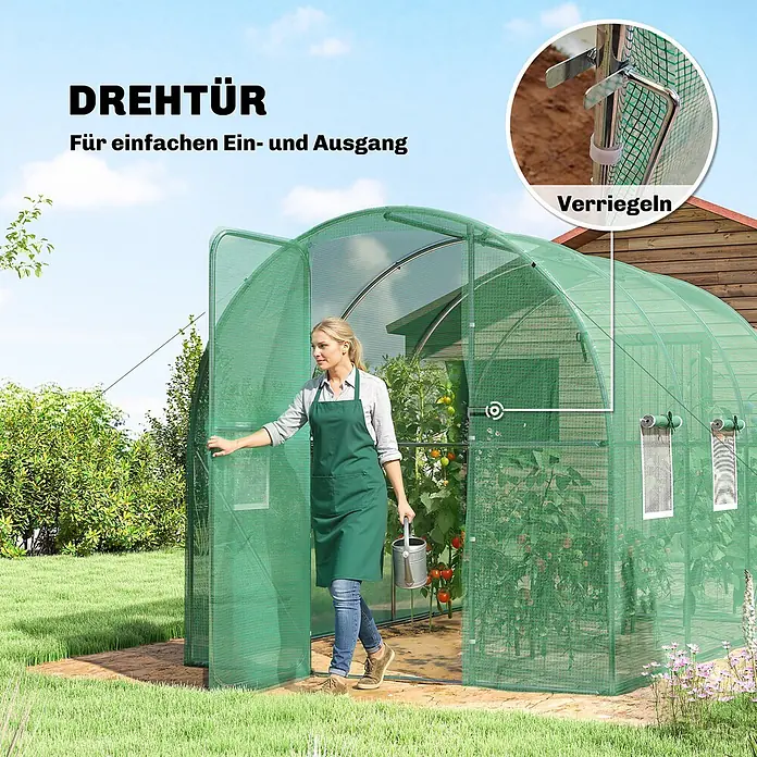 Outsunny Gewächshaus - 200 x 300 cm, Material Seitenwand: Kunststoff, 0,3 mm, Grün - Grünes Maschengewächshaus mit funktioneller Tür und Verriegelungsmechanismus. Eine Gärtnerin betritt es.