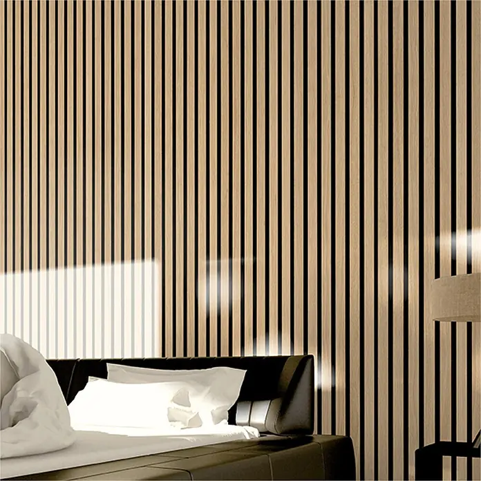acous Akustikpaneel Economico - Eiche Hellbraun /schwarzer Filz, 2.400 x 380 x 16,5 mm - Helle Holz-Akustikpaneele mit schwarzen Zwischenräumen als Schlafzimmerwandverkleidung hinter einem Bett.