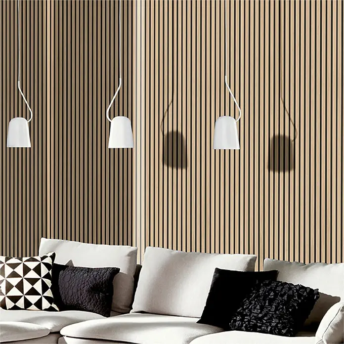 acous Akustikpaneel Economico - Eiche Hellbraun /schwarzer Filz, 2.400 x 380 x 16,5 mm - Drei weiße, glockenförmige Pendelleuchten hängen über einem hellen Sofa.