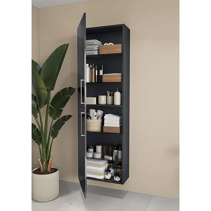 VitrA Hochschrank Root Flat - B x T x H: 57 x 27 x 180 cm, Anthrazit - Langer, dunkelgrauer Badschrank mit offener Tür, zeigt ordentlich organisierte Toilettenartikel und Handtücher.