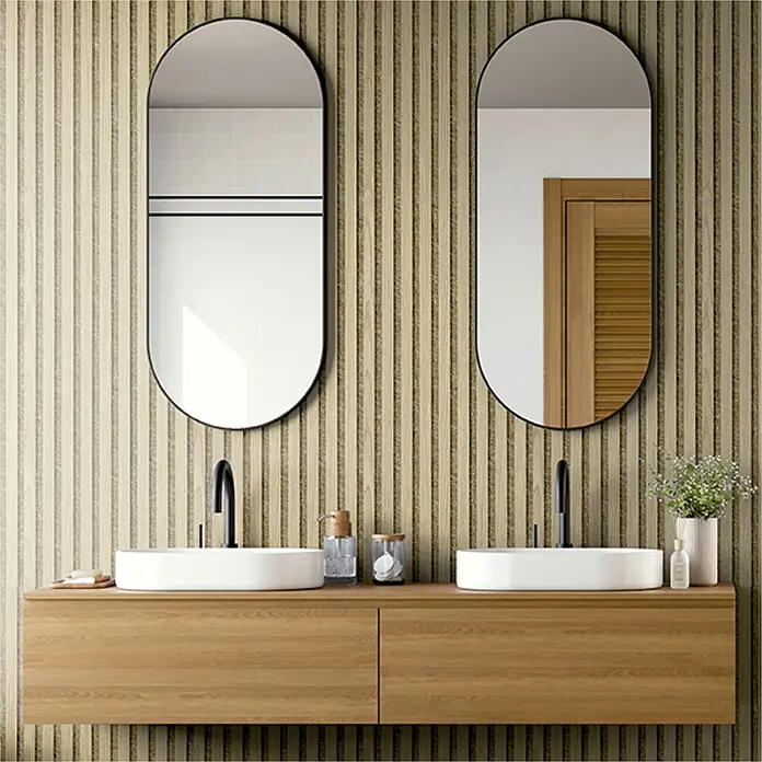 acous Akustikpaneel Economico - Eiche hellbraun / beiger Filz, 2.400 x 380 x 16,5 mm - Moderne Badezimmer-Doppelwaschtisch aus hellem Holz mit weißen Aufsatzwaschbecken und zwei Bogen-Spiegeln.