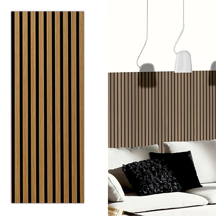 Akustikpaneel Acous Economico - Eiche rustikal / schwarzer Filz, 1.200 x 380 x 16,5 mm - Akustikwandpaneel aus Naturholz mit vertikalen Lamellen auf dunklem Filz, hinter einem Sofa mit Kissen installiert gezeigt.