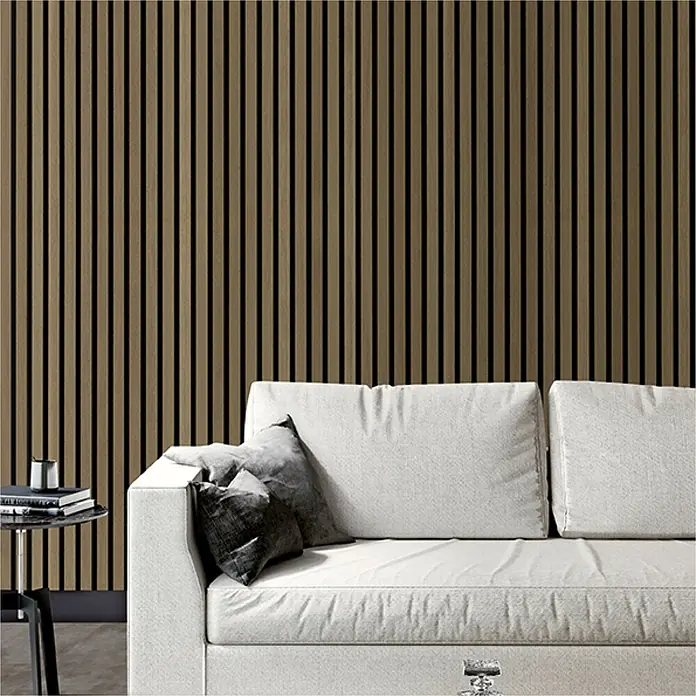 acous Akustikpaneel Economico - Eiche rustikal / schwarzer Filz, 2.400 x 380 x 16,5 mm - Braune Holzlamellen-Akustikpaneele an einer Wand hinter einem weißen Sofa.