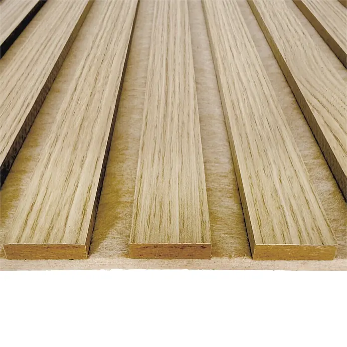 acous Akustikpaneel Economico - Eiche hellbraun / beiger Filz, 2.400 x 380 x 16,5 mm - Helle Holzlamellen-Akustikplatte mit natürlicher Maserung über faserigem, schallabsorbierendem Trägermaterial.