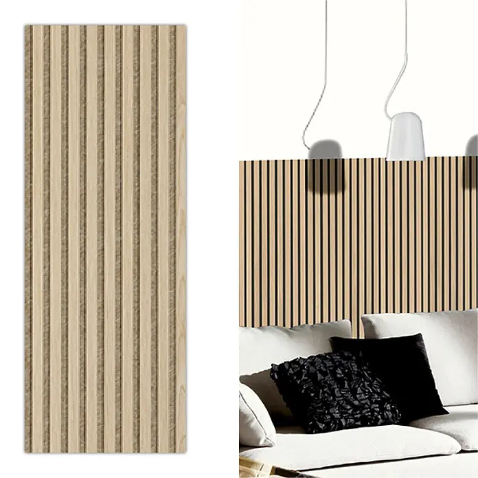 Akustikpaneel Acous Economico - Eiche hellbraun / beiger Filz, 1.200 x 380 x 16,5 mm - Helle Holzlamellen-Akustikplatte, einzeln und als Wandverkleidung hinter einem Sofa mit weißen Hängelampen.