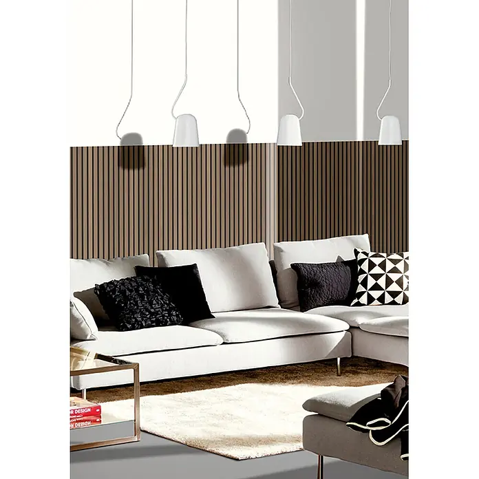 Akustikpaneel Acous Economico - Eiche rustikal / schwarzer Filz, 1.200 x 380 x 16,5 mm - Großes hellgraues Ecksofa mit schwarzen und gemusterten Kissen in einem modernen Wohnzimmer.