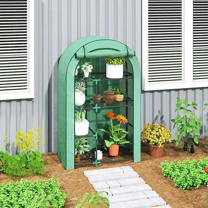 Outsunny Gewächshaus - 100 x 45 cm, Material Seitenwand: Kunststoff, 0,3 mm, Dunkelgrau - Grünes, tragbares Minigewächshaus mit mehreren Regalböden voller Topfpflanzen, im Garten platziert.