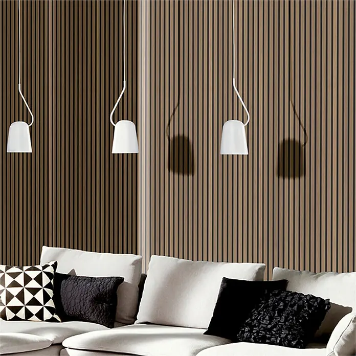 acous Akustikpaneel Economico - Eiche rustikal / schwarzer Filz, 2.400 x 380 x 16,5 mm - Drei weiße glockenförmige Pendelleuchten hängen in einem modernen Wohnraum mit Holzlamellenwand und Sofa.